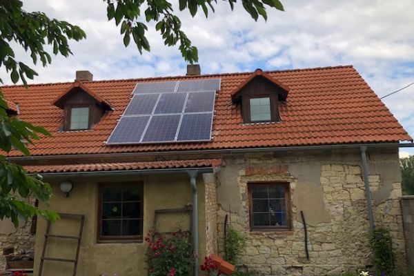 Uvažujte o fotovoltaice na střechu v Karlovarském kraji? Získejte dotaci až 170 000 Kč!