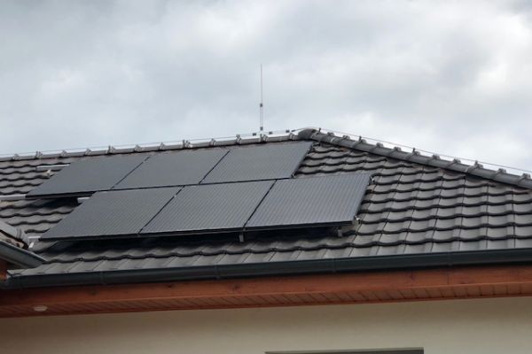 Uvažujte o fotovoltaice na střechu v Karlovarském kraji? Získejte dotaci až 170 000 Kč!