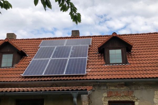 Chcete mít fotovoltaickou elektrárnu na střeše svého domu? Pomůžeme vám získat dotaci!