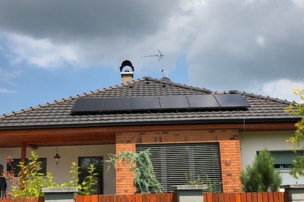 Uvažujte o fotovoltaice na střechu v Karlovarském kraji? Získejte dotaci až 170 000 Kč!